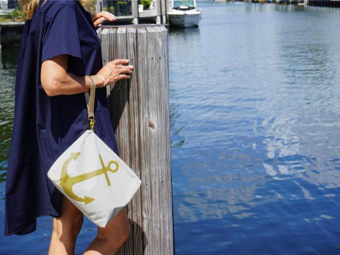 منظم مكياج أنيق مقاوم للماء: حقيبة أدوات الزينة Tyvek مخصصة باللون الأبيض اللامع مع مرساة ذهبية