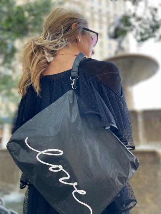 حقيبة أدوات الزينة السوداء اللامعة: حقيبة Tyvek مقاومة للماء وصديقة للبيئة للنساء